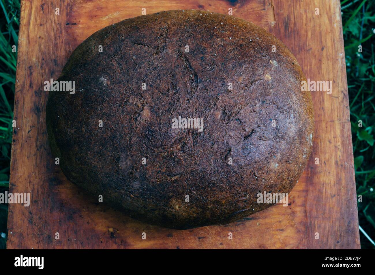 Il pane fatto in casa era appena ssoued ed è stato preso da coltello Foto Stock