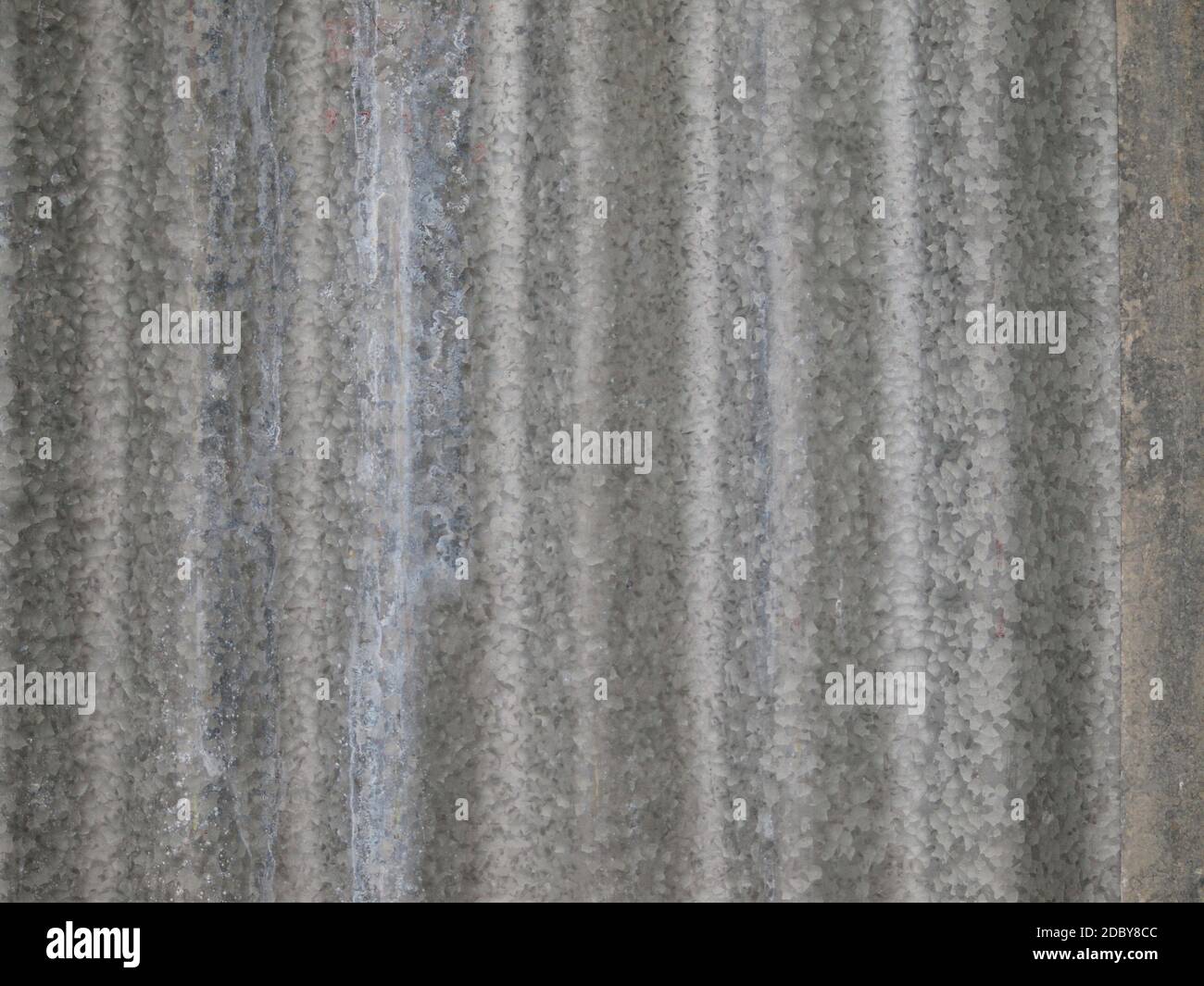 Struttura superficiale verticale rustica in zinco per lo sfondo Foto Stock