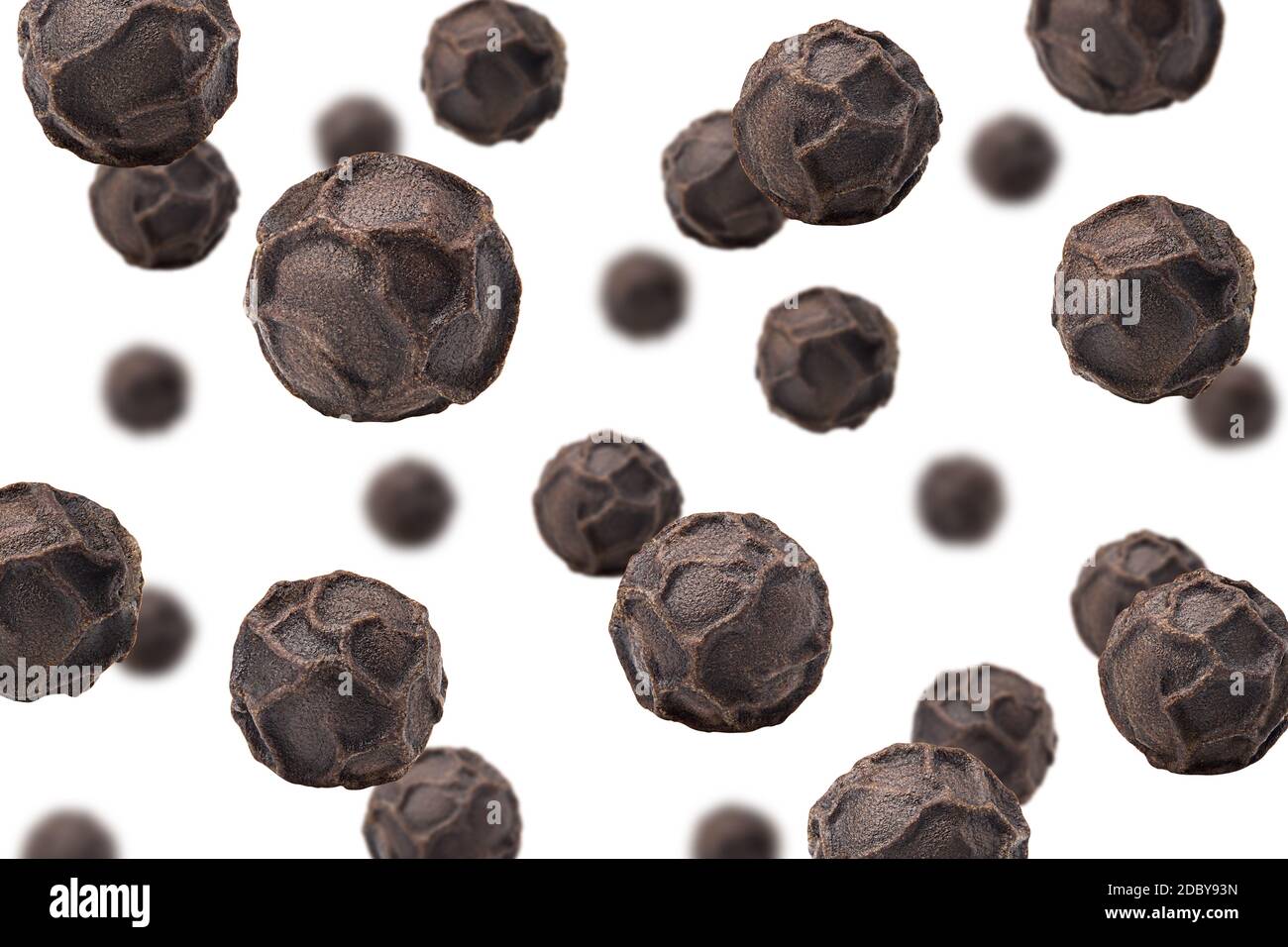 Pepe nero cadente, pepe, isolato su sfondo bianco, fuoco selettivo Foto Stock