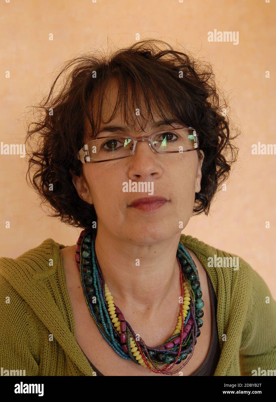 ritratto di bella brunetta matura con occhiali Foto Stock