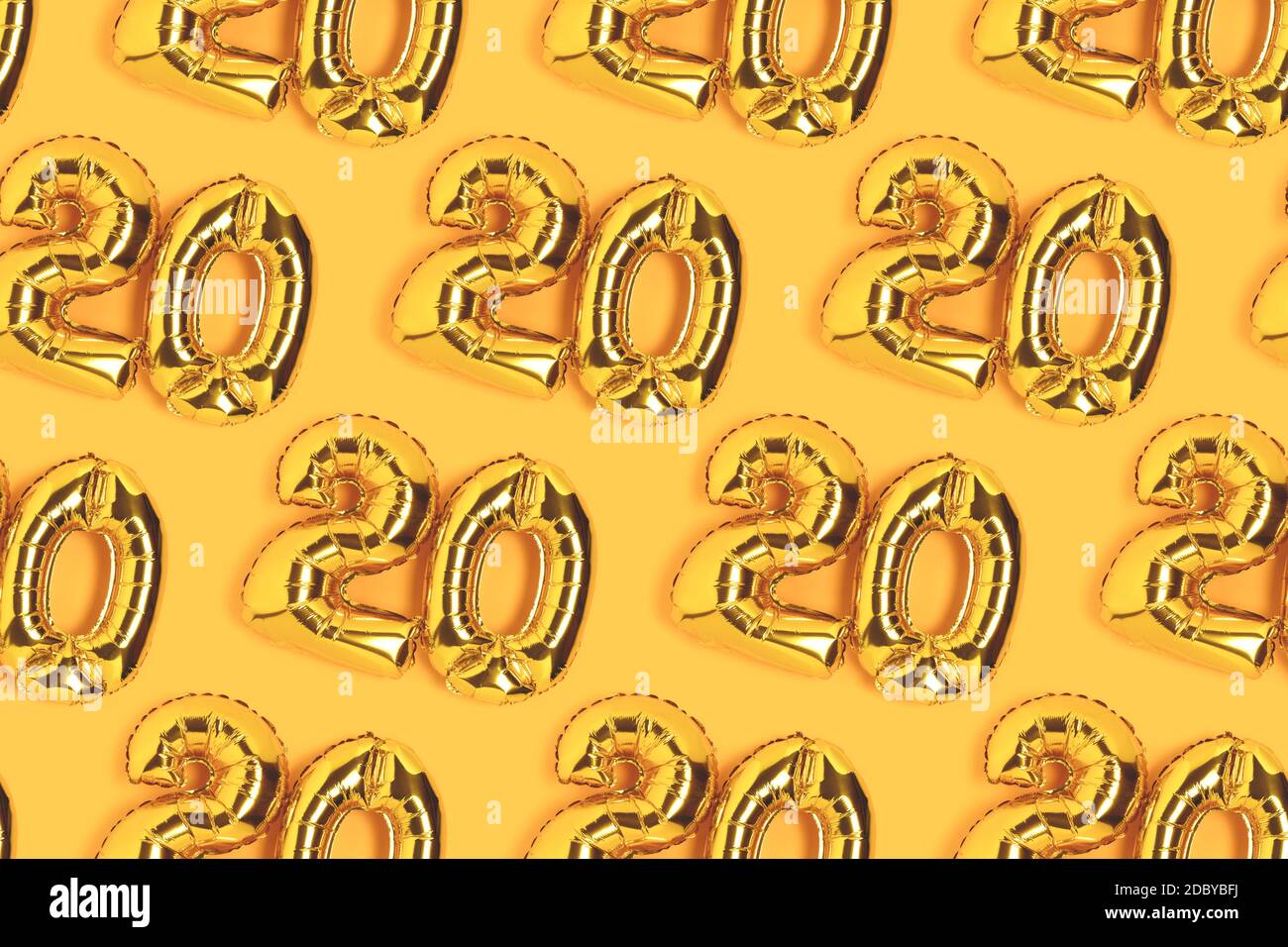 Numeri 20 palloncini d'oro modello. Celebrazione di venti anni su sfondo  giallo Foto stock - Alamy