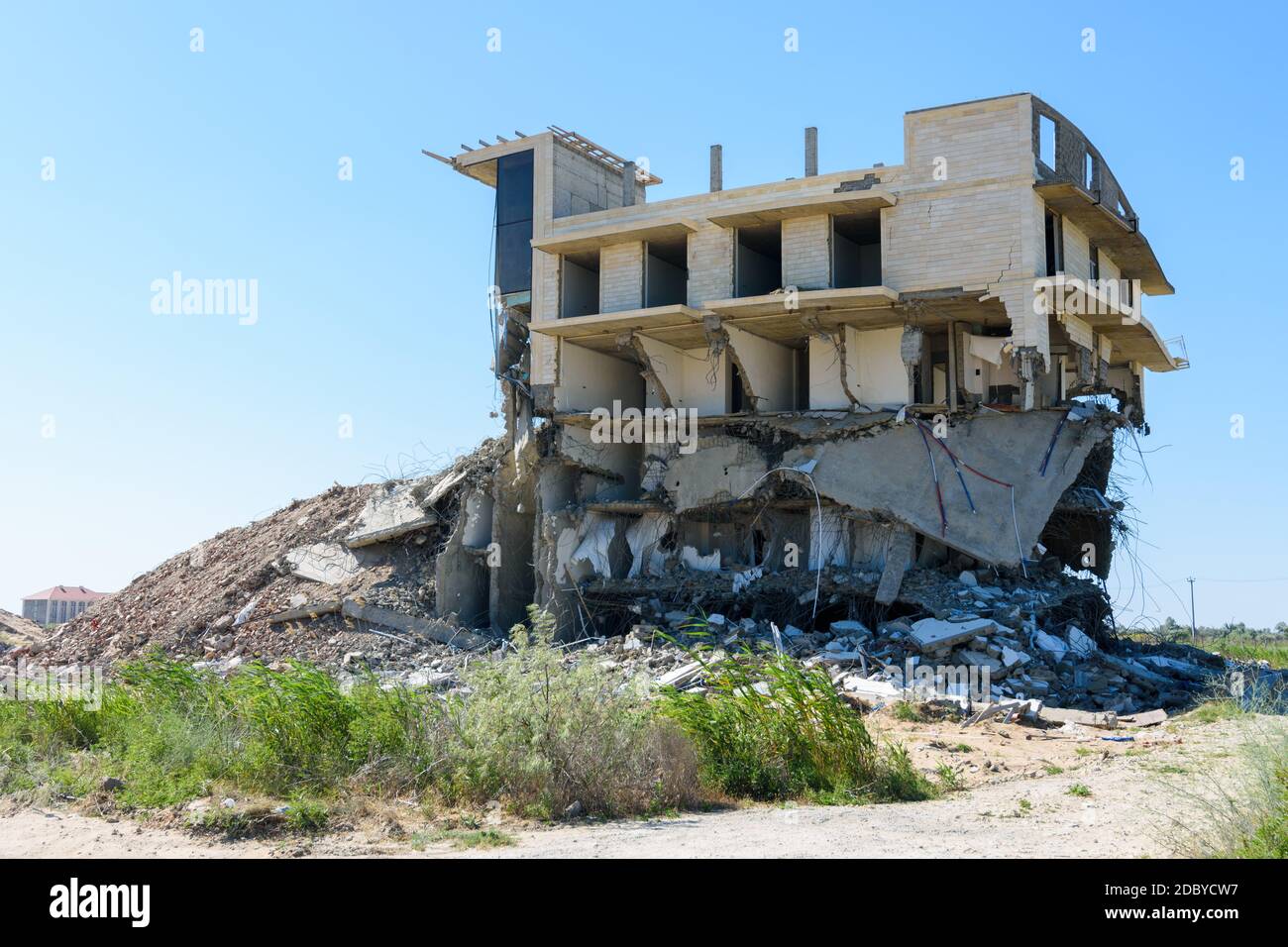 Demolizione di un edificio illegale per ordine del tribunale Foto Stock