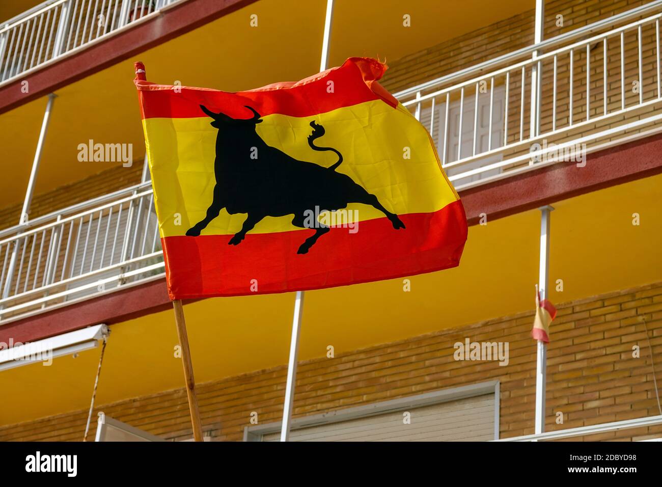 toro nero su bandiera spagnola rossa e gialla a la Mata, Torrevieja, Costa Blanca, Alicante, Spagna Foto Stock