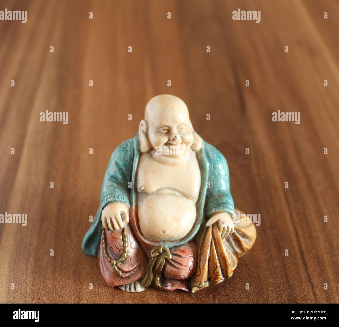 buddha su un terreno di legno Foto Stock