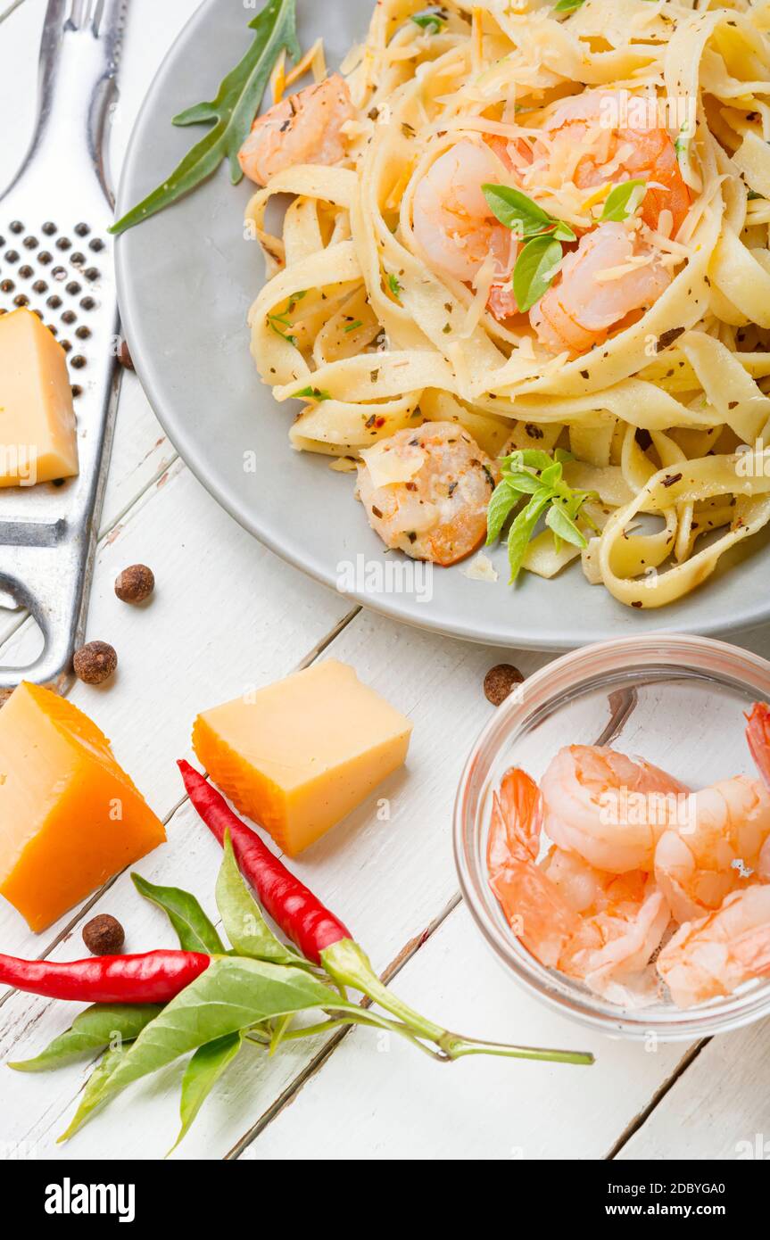 Fettuccine di pasta italiana con gamberi su un piatto Foto Stock