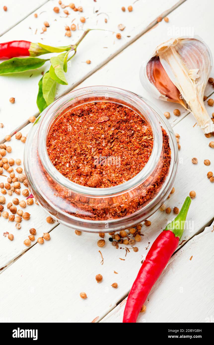 Spezie o stagionatura adjika secca, ingredienti per adjika. Foto Stock