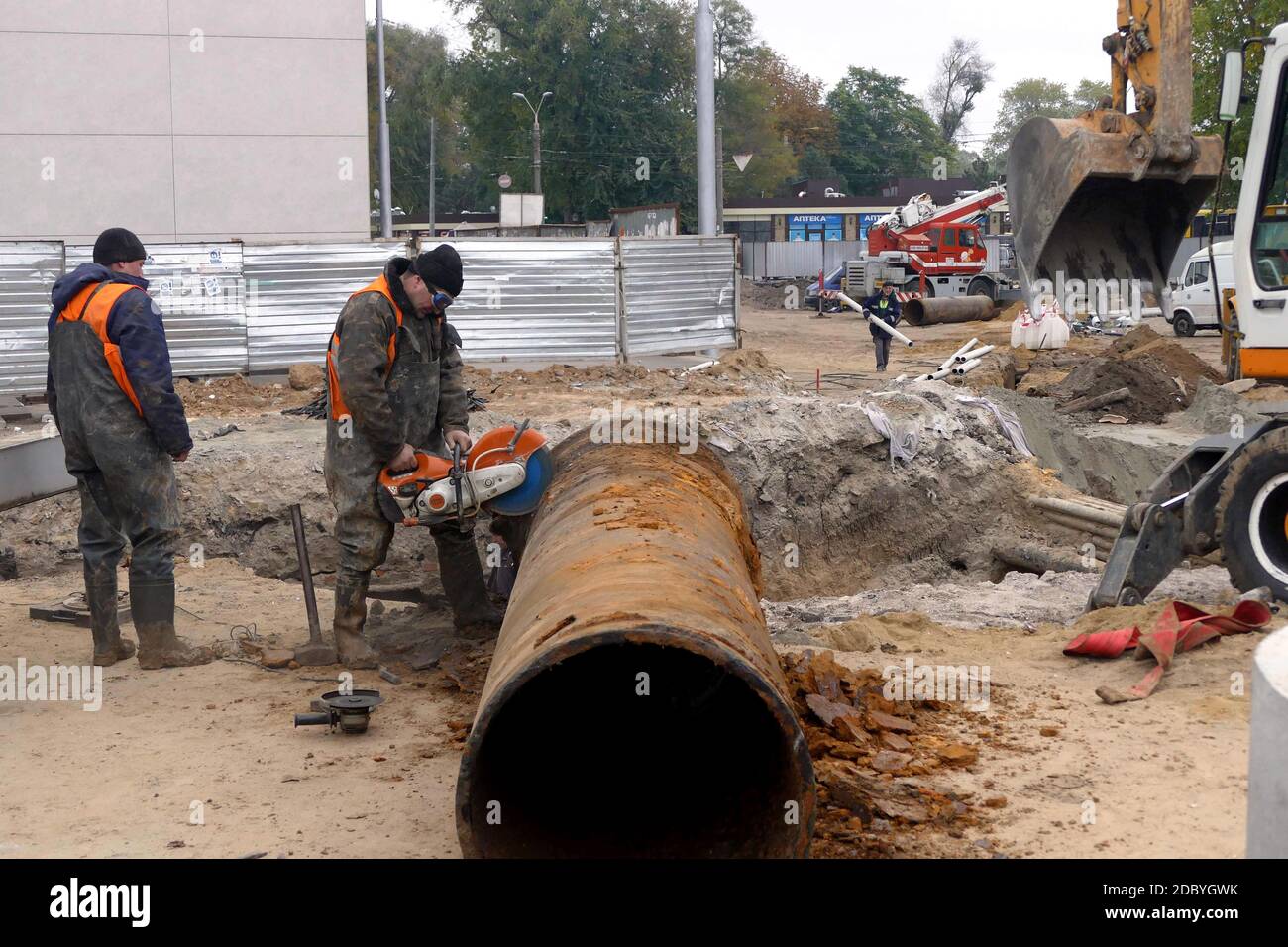 Non esclusivo: ODESA, UCRAINA - 17 NOVEMBRE 2020 - UN lavoratore utilizza una sega circolare per tagliare la vecchia conduttura principale di approvvigionamento idrico, da sostituire con il Foto Stock