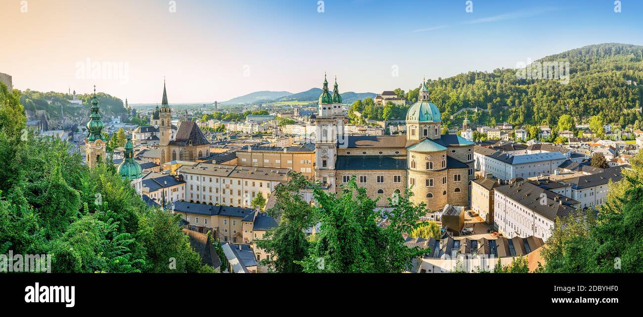 la storica città di salisburgo al tramonto, austria Foto Stock