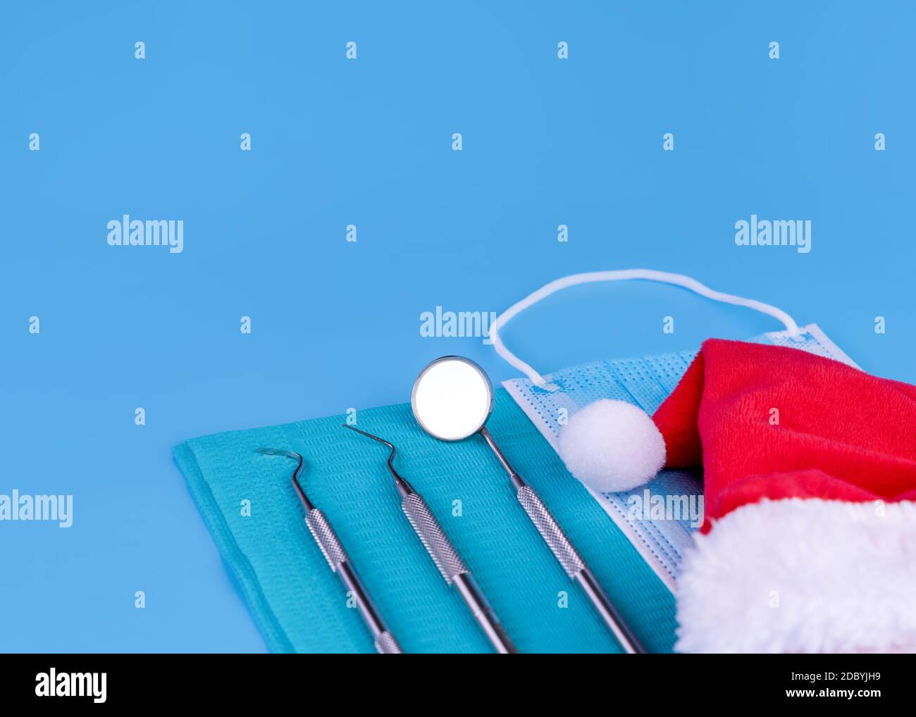 Buon Natale e Felice anno nuovo da Dentist Set di Dental Tools e Babbo Natale su sfondo blu. Foto Stock