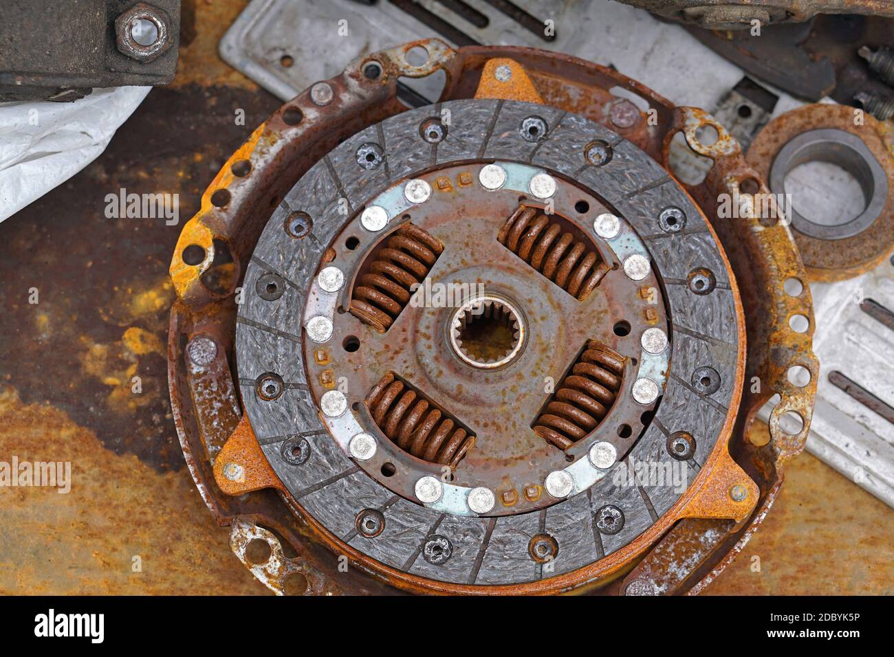 Vecchio arrugginito disco frizione di parti di ricambio per automobili Foto  stock - Alamy