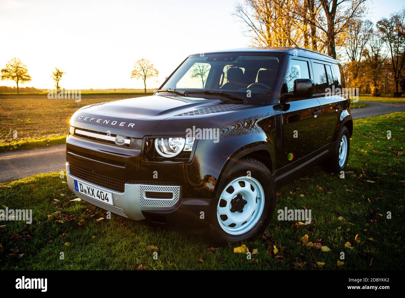 Der neue Land Rover Defender D200 Baujahr 2020. Ausführung 110 mit 4 Türen, Stahlfelgen, Geländebereifung und Luftfahrwerk. Foto Stock