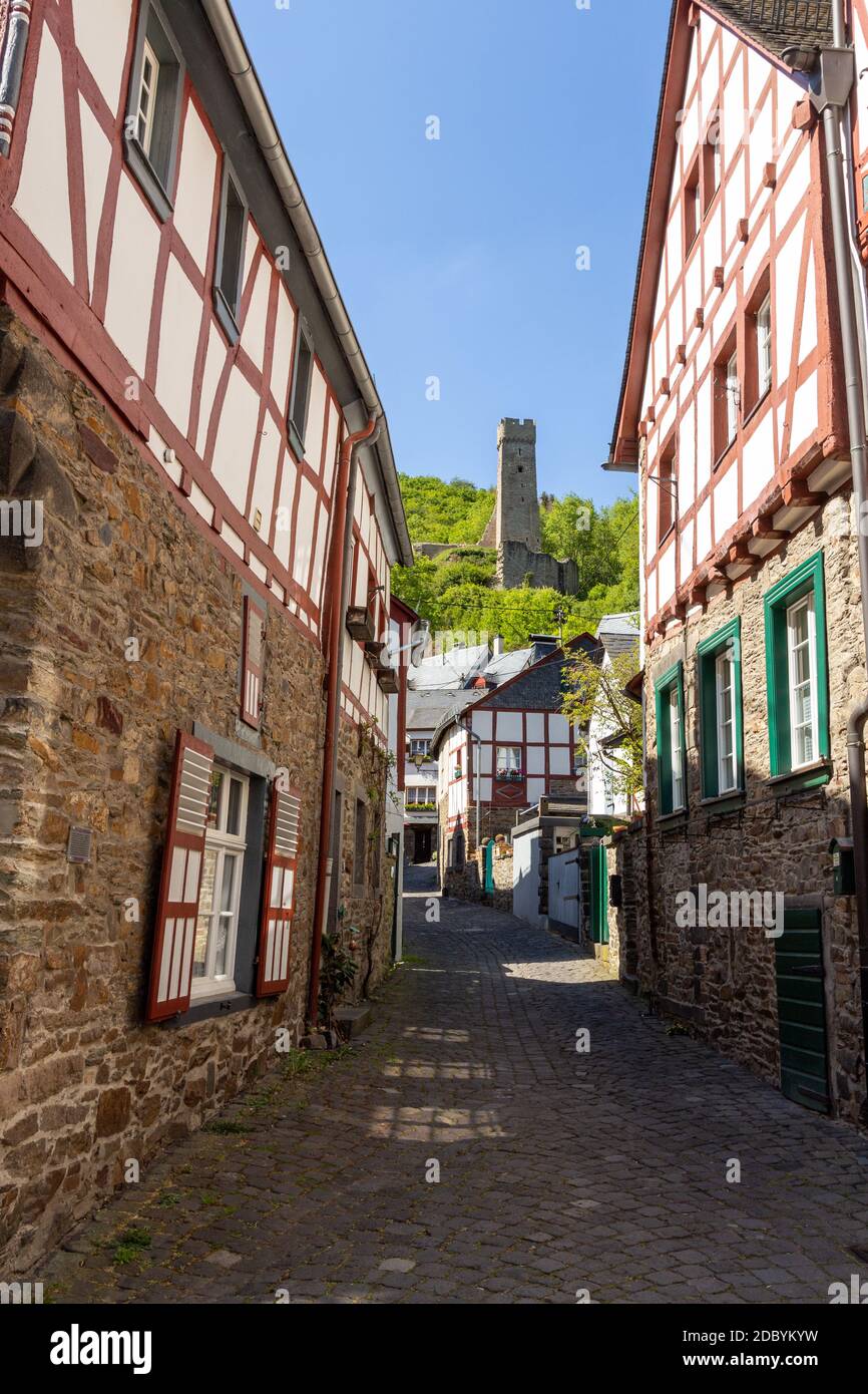 Strada asfaltata stretta a Monreal, Germania con Löwenburg sullo sfondo Foto Stock