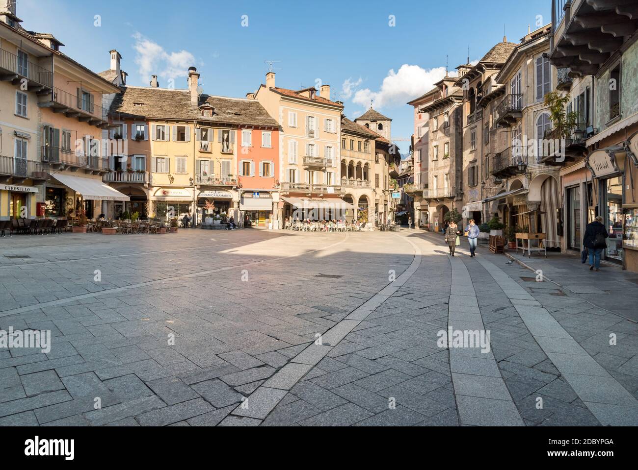 Domodossola, Piemonte, Italia - 11 novembre 2016: Vista sulla piazza del mercato o Piazza del mercato con edifici medievali e caffè di strada nel hist Foto Stock