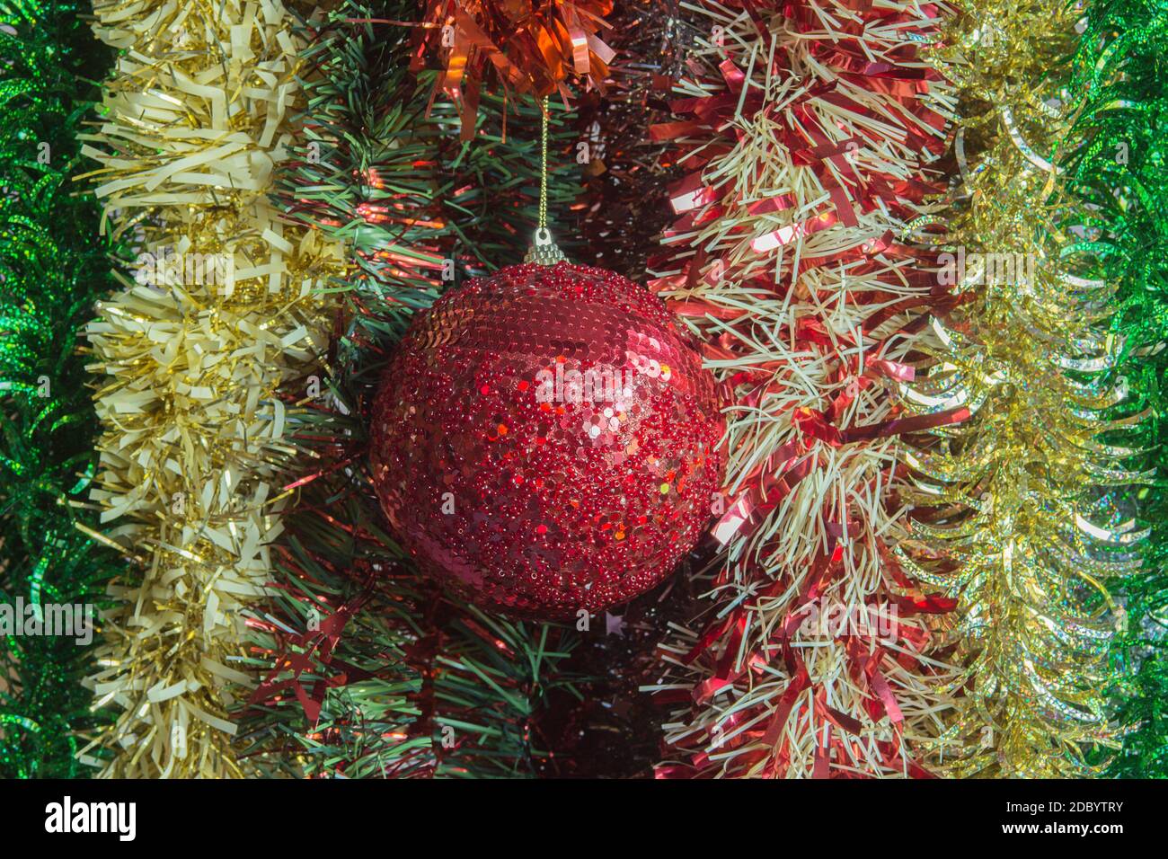 Una striscia frangiata di un tipo di tessuto o carta lucida che è usata per decorare, particolarmente l'albero di Natale. Foto Stock
