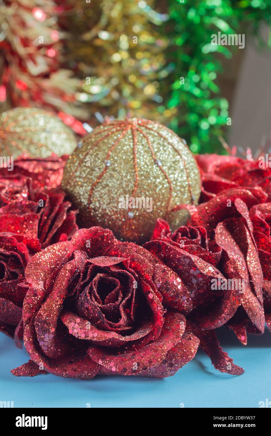 Vari ornamenti di Natale su un tavolo. Fiori, rose, palle di Natale e tinelli colorati. Foto Stock