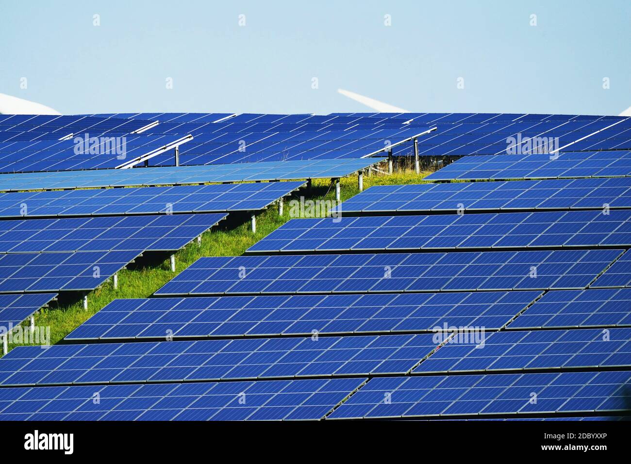 Grande sistema solare in estate sotto il cielo blu Foto Stock