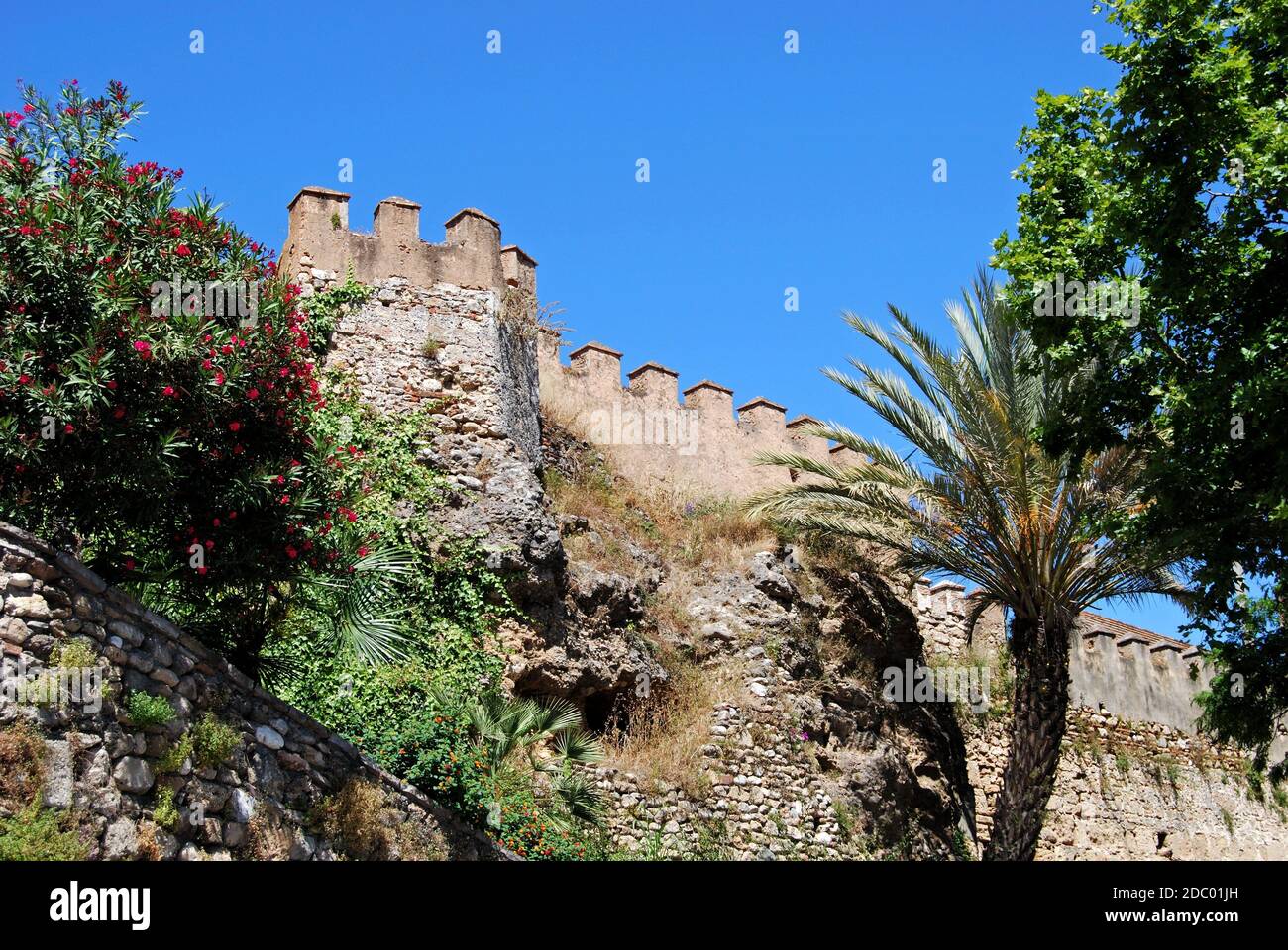 Vista delle mura del castello e dei merli, Marbella, Provincia di Malaga, Andalusia, Spagna, Europa occidentale Foto Stock