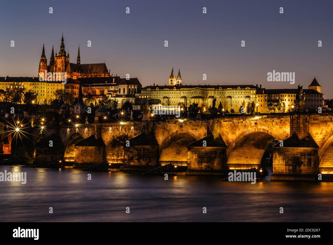 Vista da cartolina del panorama notturno di Praga, capitale della repubblica Ceca.Amazing European cityscape.Prague Castle, Ponte Carlo, fiume Moldava Foto Stock