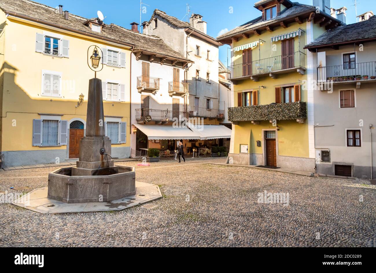 Domodossola, Piemonte, Italia - 11 novembre 2016: Via nel centro storico di Domodossola, Verbano Cusio Ossola, Piemonte, Italia Foto Stock