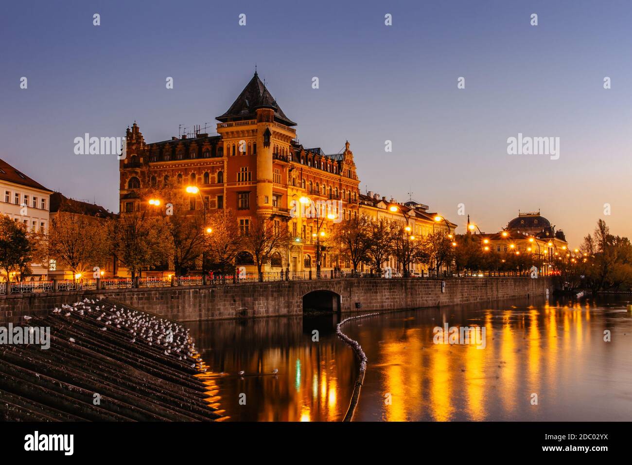 Vista da cartolina del panorama notturno di Praga, capitale della repubblica Ceca.Amazing European cityscape.Moldava River e Smetana Embankment al sole colorato Foto Stock