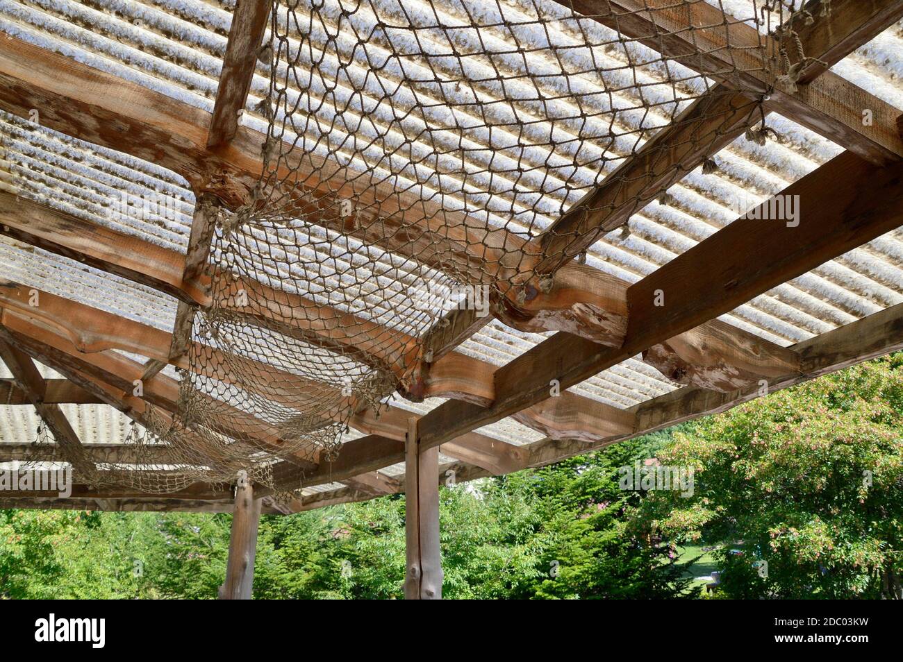 Messa a fuoco selettiva della rete di corda appesa sotto il tetto. Idea creativa per la decorazione del tetto. Foto Stock