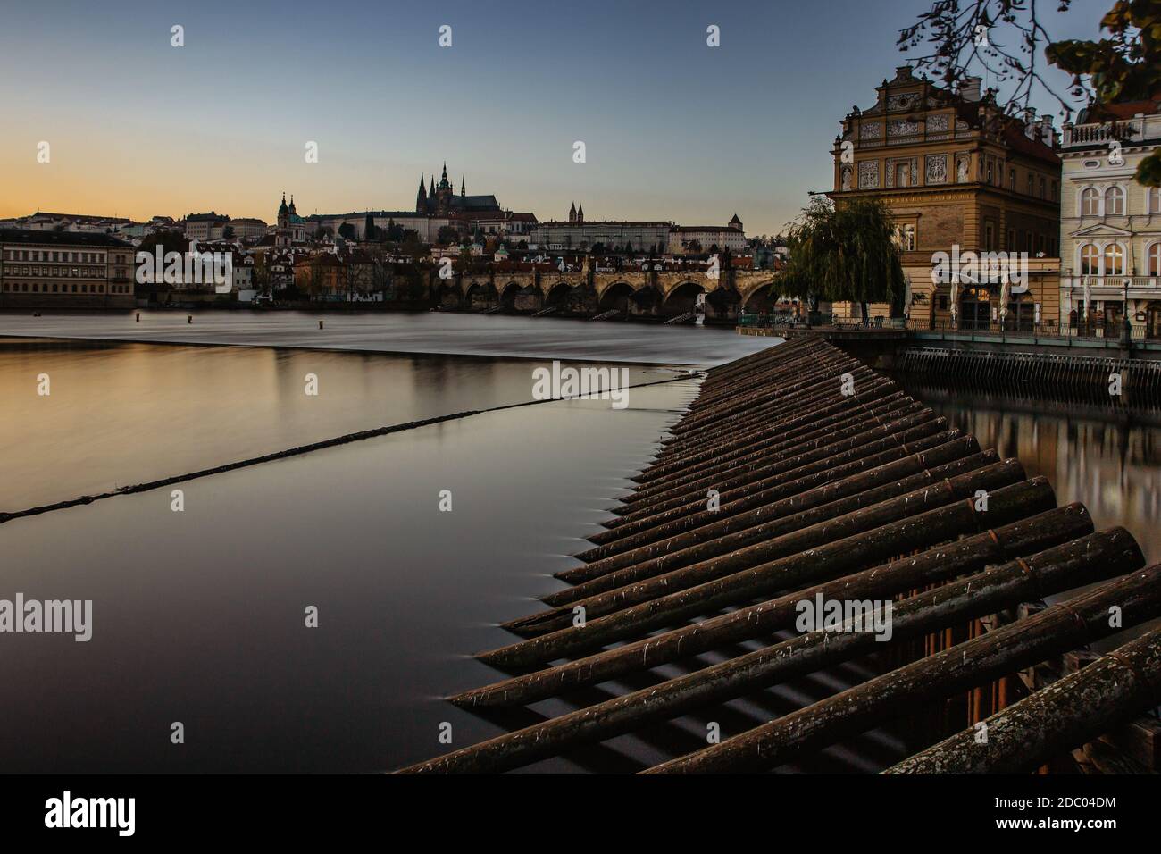Vista da cartolina del panorama serale di Praga, capitale della repubblica Ceca.Amazing European cityscape.Prague Castle,Charles Bridge,Moldava River at colorf Foto Stock