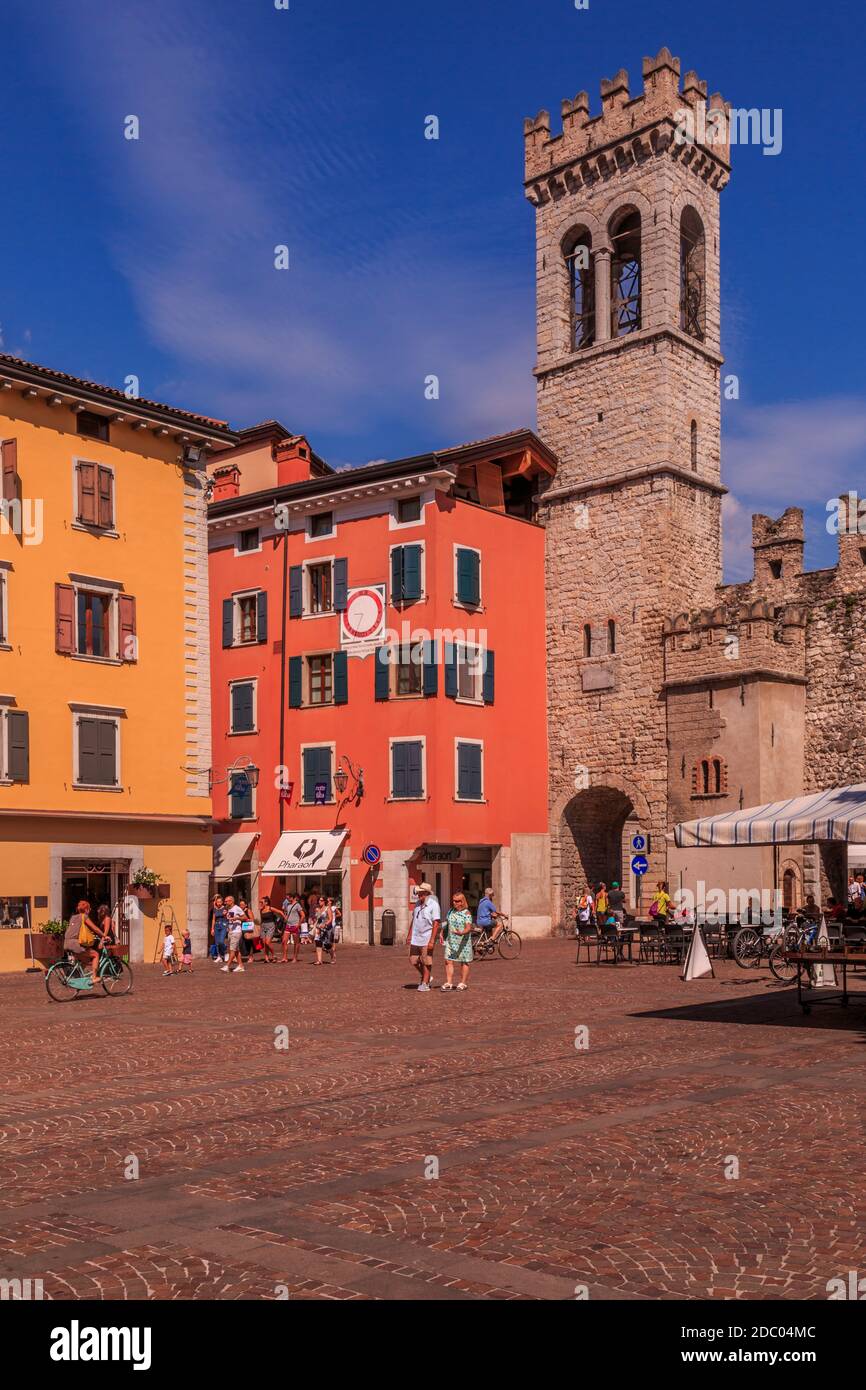 Veduta di porta di San Michele in Piazza Cavour, Riva del Garda, Lago di Garda, Trentino, Italia, Europa Foto Stock