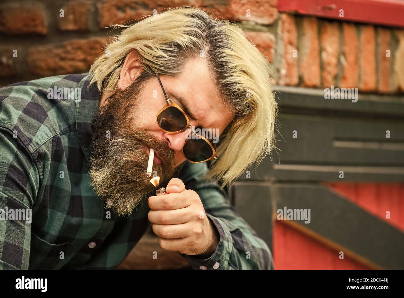 Hipster fumo vecchio sfondo architettura. Brutale ragazzo occhiali da sole  fumo tabacco. Fumare all'aperto. Cannabis medica. Abitudine di fumare. Uomo  maturo alla moda con sigaretta. Ragazzo fresco rilassante Foto stock - Alamy