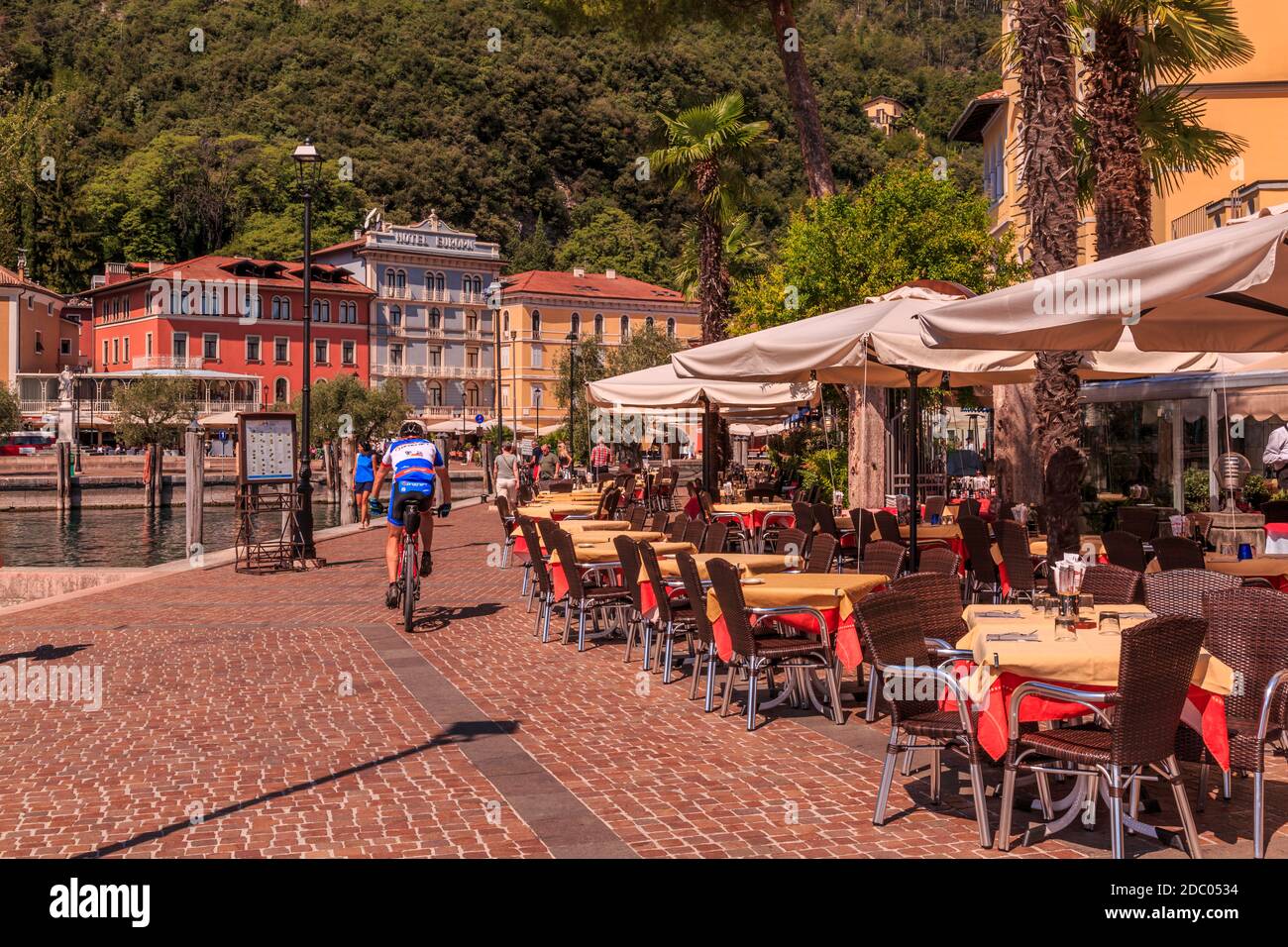 Ristoranti e colori pastello architettura a lato del lago, Riva del Garda, Lago di Garda, Trentino, Italia, Europa Foto Stock