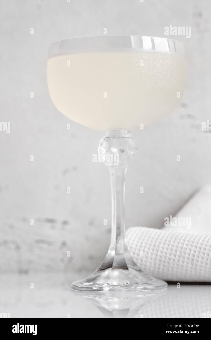 Un bicchiere di cocktail White Lady su sfondo bianco Foto Stock