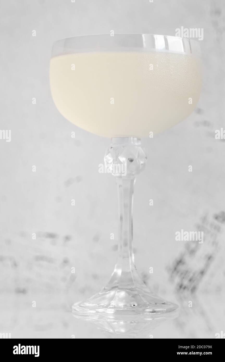 Un bicchiere di cocktail White Lady su sfondo bianco Foto Stock