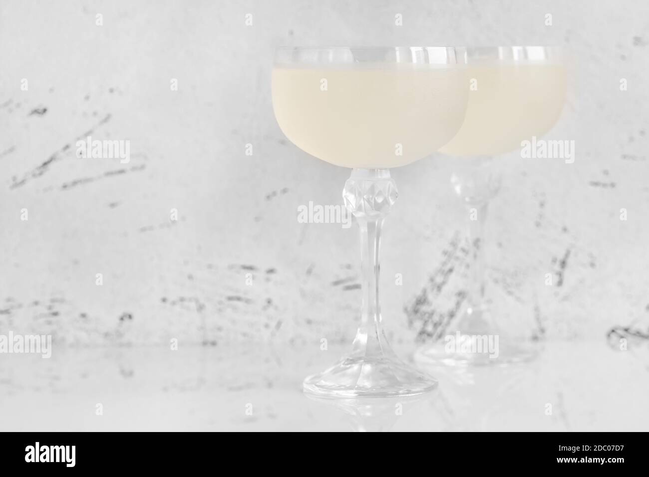 Due bicchieri di cocktail White Lady su sfondo bianco Foto Stock