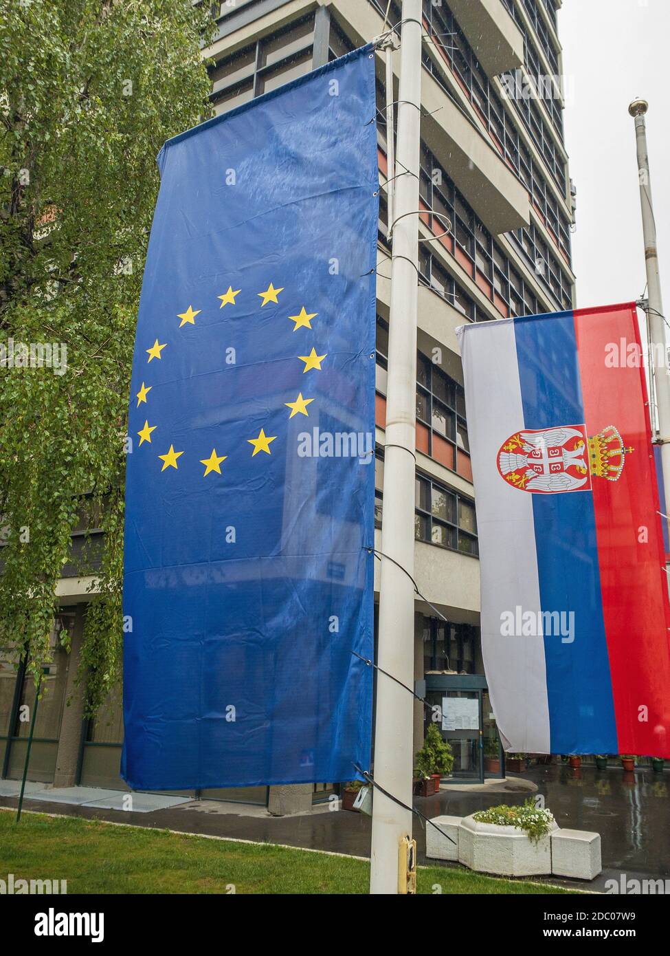 Bandiera UE e Serbia insieme ai polacchi Foto Stock