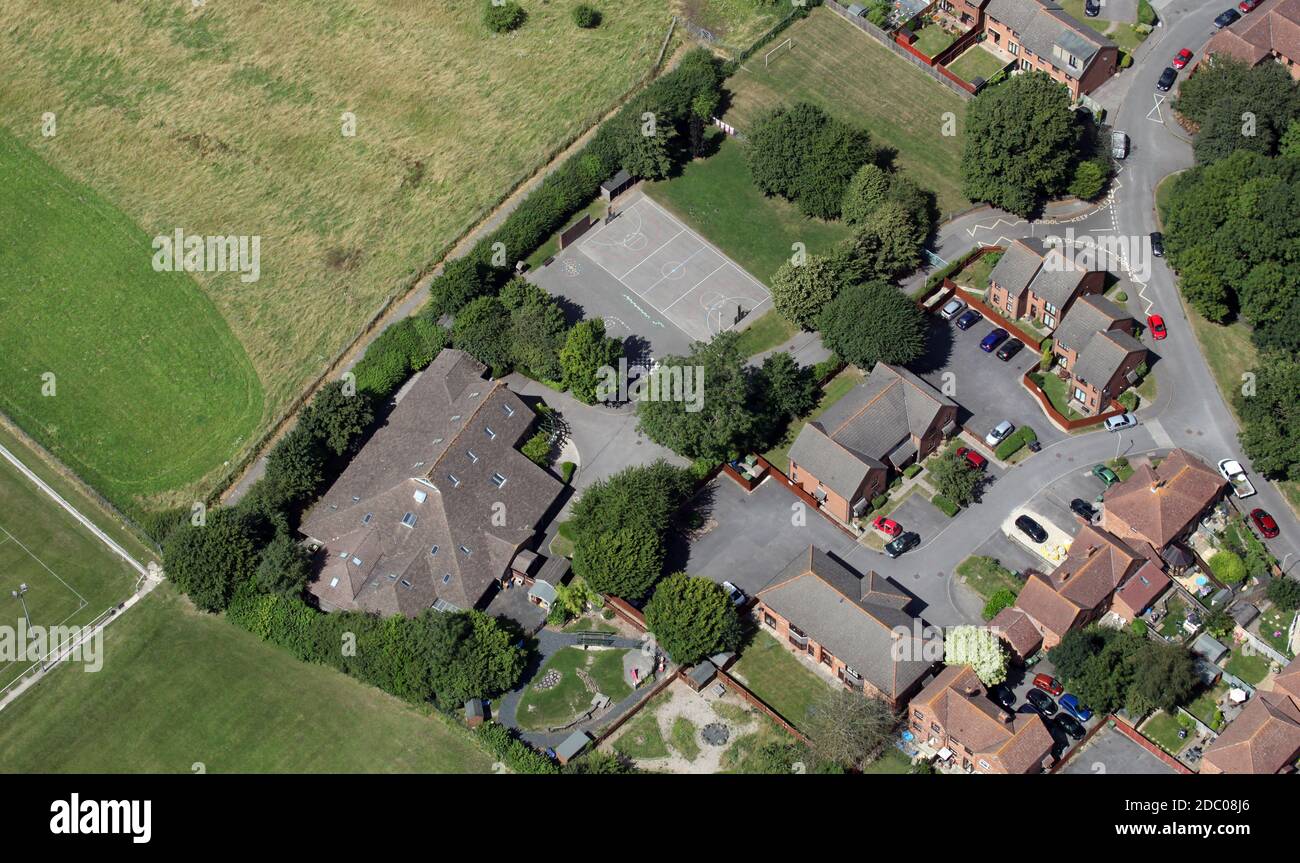 Vista aerea di St Blaise C della e Primary School, Milton, Abingdon, Oxfordshire Foto Stock