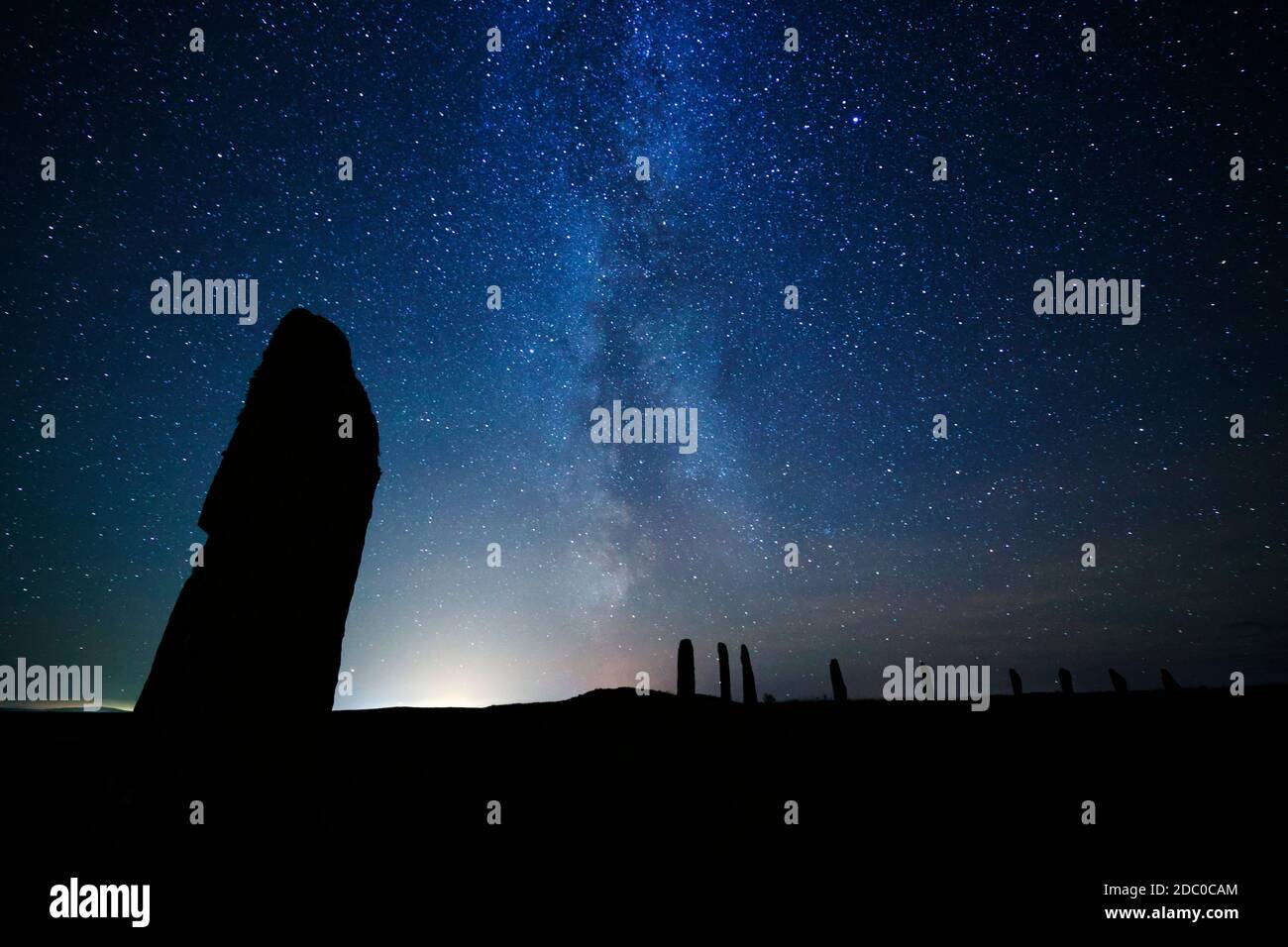 Anello di Brodgar cerchio di pietra con Via Lattea di notte cielo Foto Stock