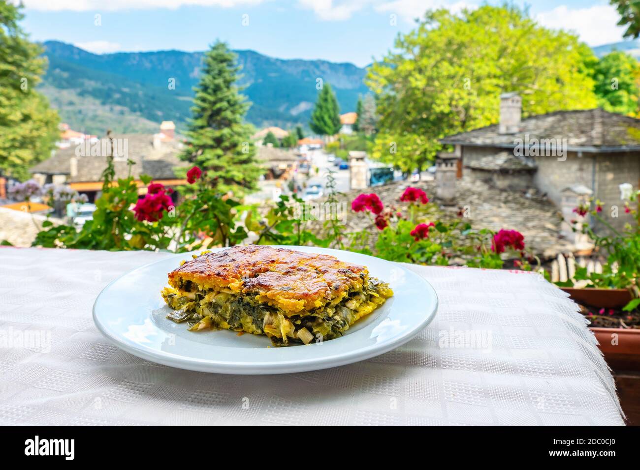 Piatto con tradizionale torta greca di spinaci - spanakopita. Metsovo, Epiro, Grecia Foto Stock