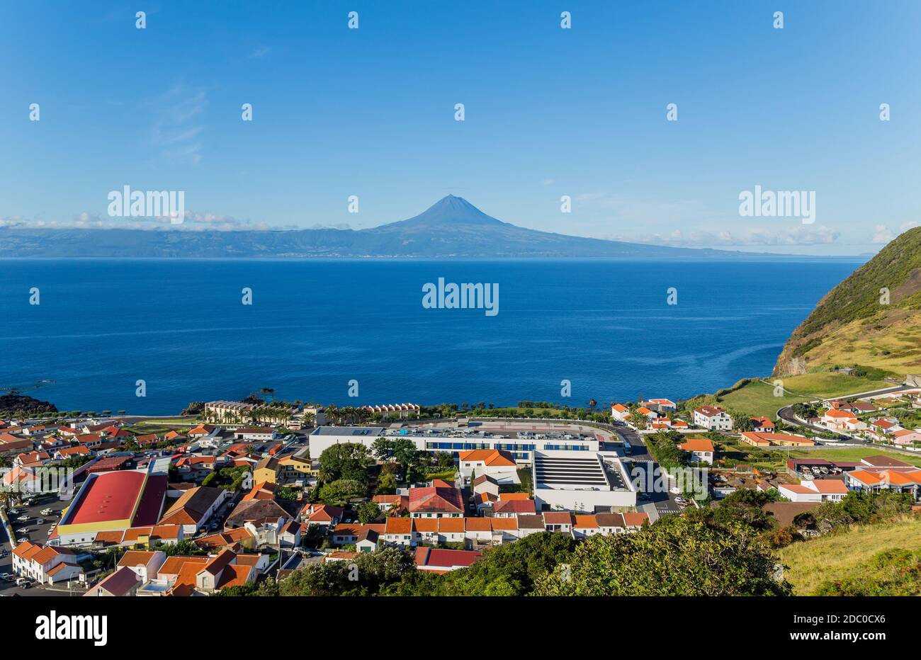 Velas in Sao Jorge island con vista dell'isola di Pico, Azzorre, Portogallo Foto Stock