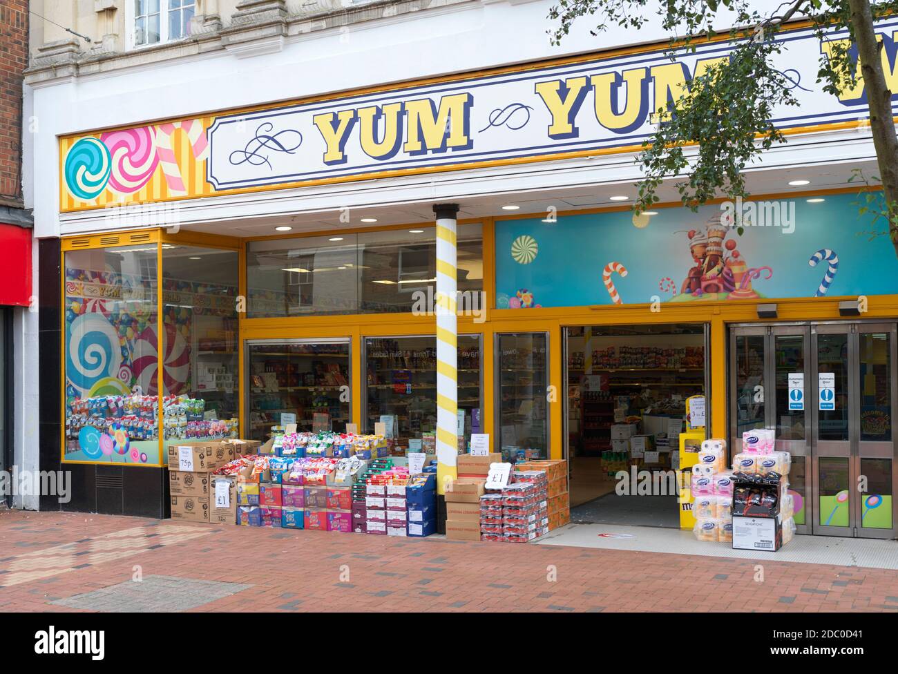 Yum Yum negozio nel centro di Rugby vendere più conveniente e alimenti a basso prezzo Foto Stock