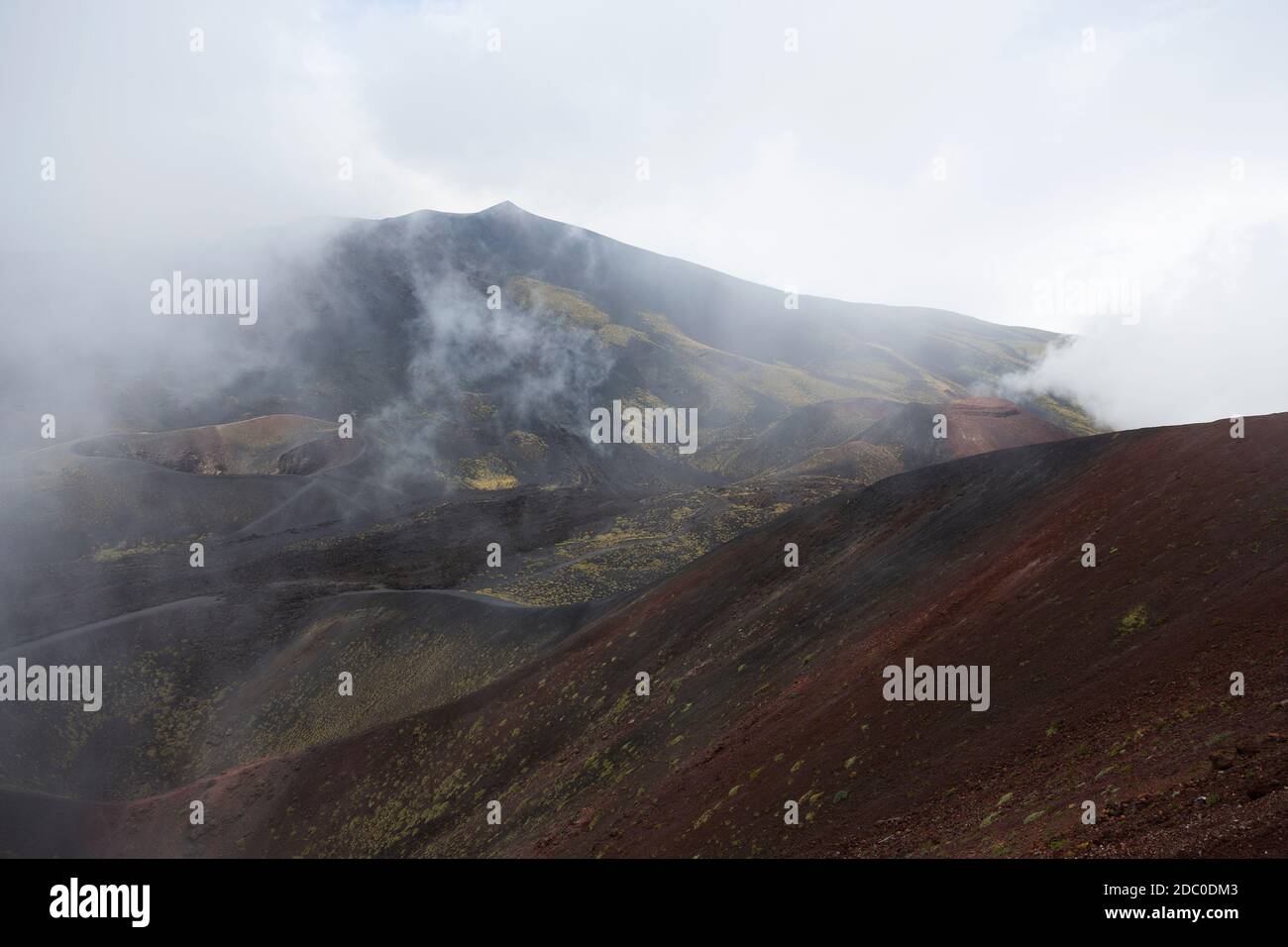 Sicilia, Italia. Spettacolare scenario sulle colline dell'Etna, vista dal bordo del cratere Silvestri superiore. Foto Stock