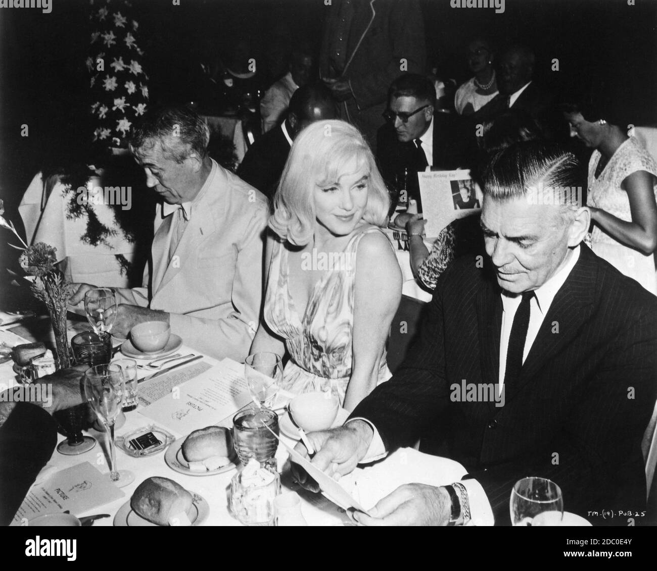 JOHN HUSTON MARILYN MONROE e CLARK GABLE a un ricevimento a cena in onore di Huston e la signora Kay Gable's Birthday il 5 agosto 1960 nella Fable Room del Mapes Hotel a Reno Nevada durante le riprese DELLA sceneggiatura DEL regista MISFITS 1961 JOHN HUSTON ARTHUR MILLER Seven Arts Produzioni / Artisti Uniti Foto Stock
