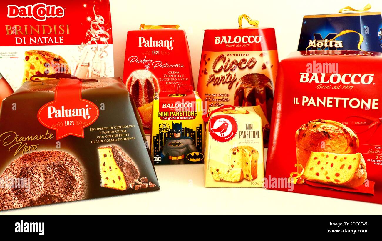 Dolci natalizi tradizionali italiani Panettone e Pandoro prodotti dall'italiano Aziende dolciarie Foto Stock