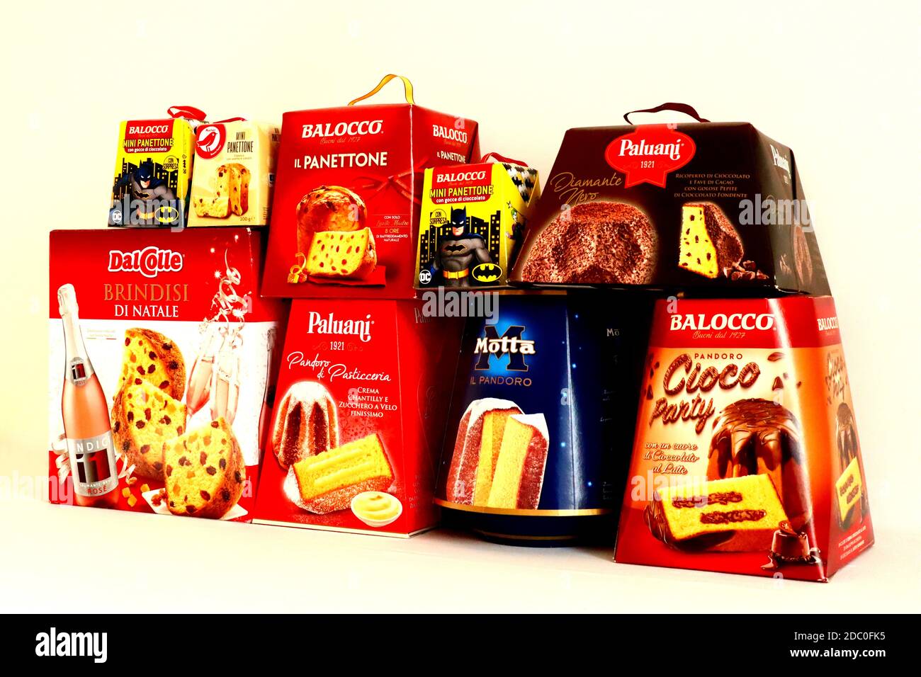 Dolci natalizi tradizionali italiani Panettone e Pandoro prodotti dall'italiano Aziende dolciarie Foto Stock