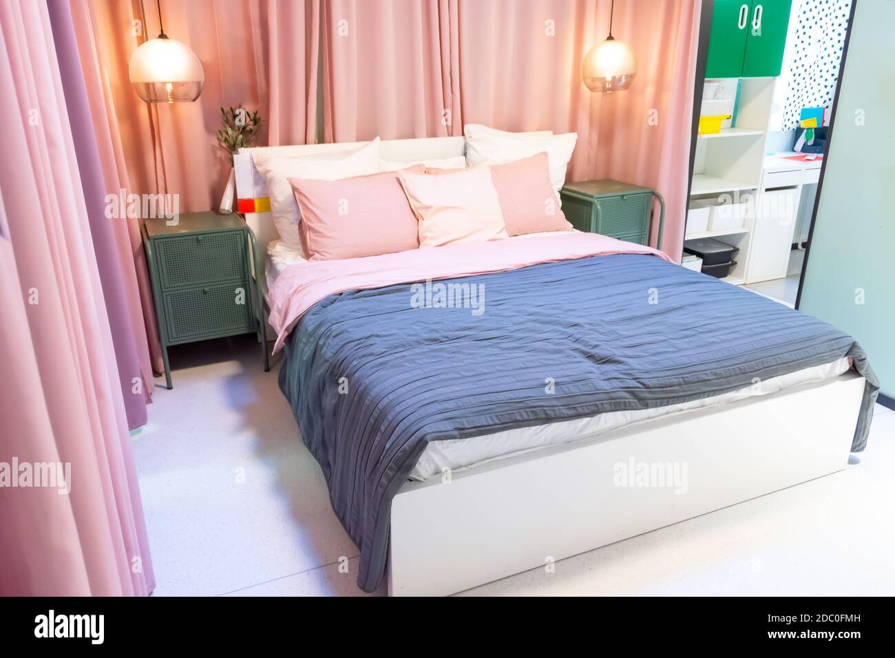 Camera da letto con letto matrimoniale, camera interna Foto Stock