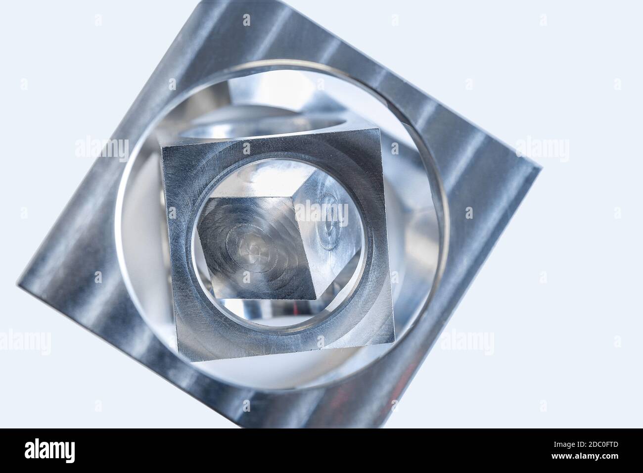 Cubo in cubo, pezzo su fresatrice CNC Foto Stock