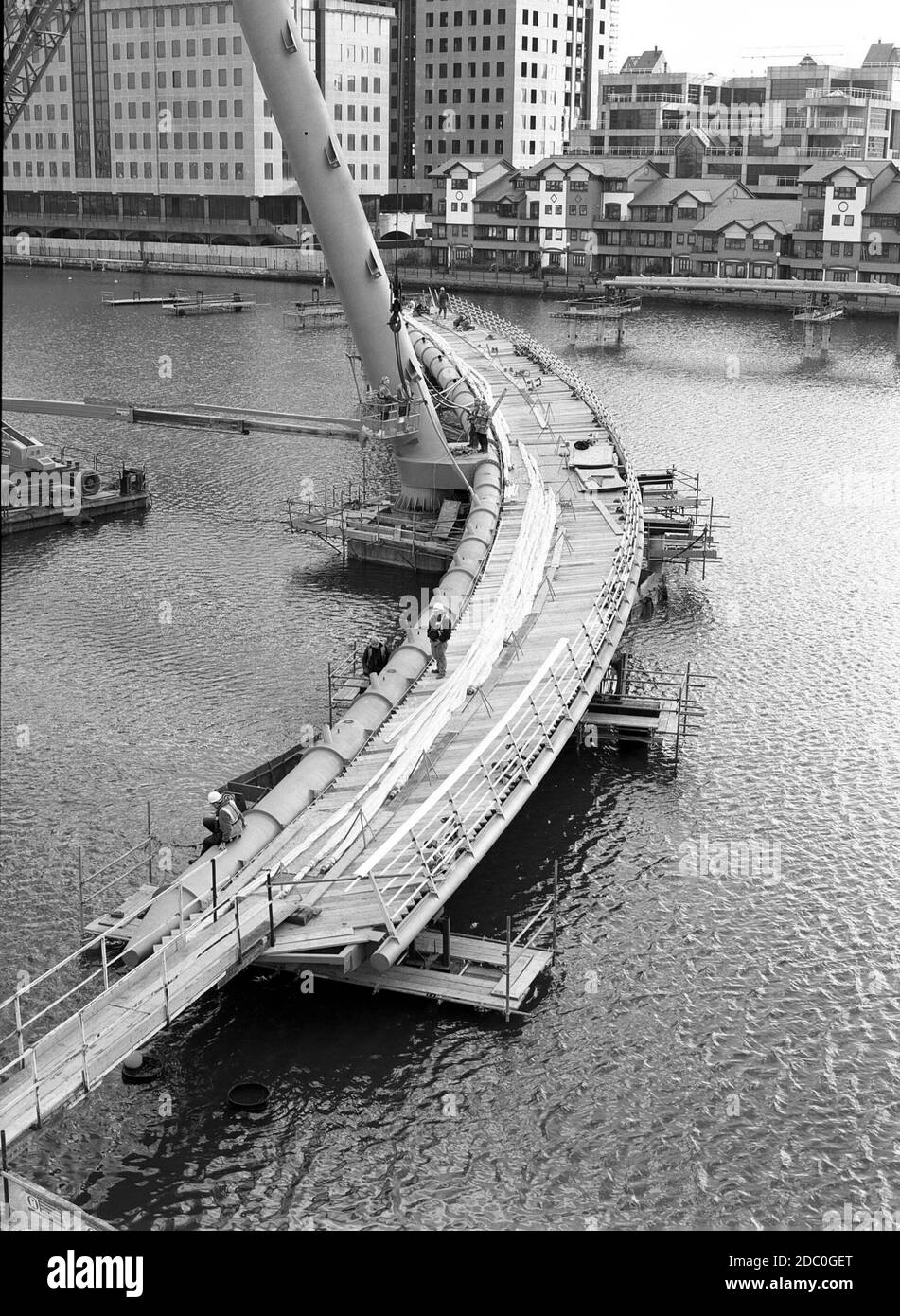 1997 Ponte pedonale Heron Quay, in costruzione durante i primi giorni di Canary Wharf, Docklands, East End di Londra, UK Foto Stock