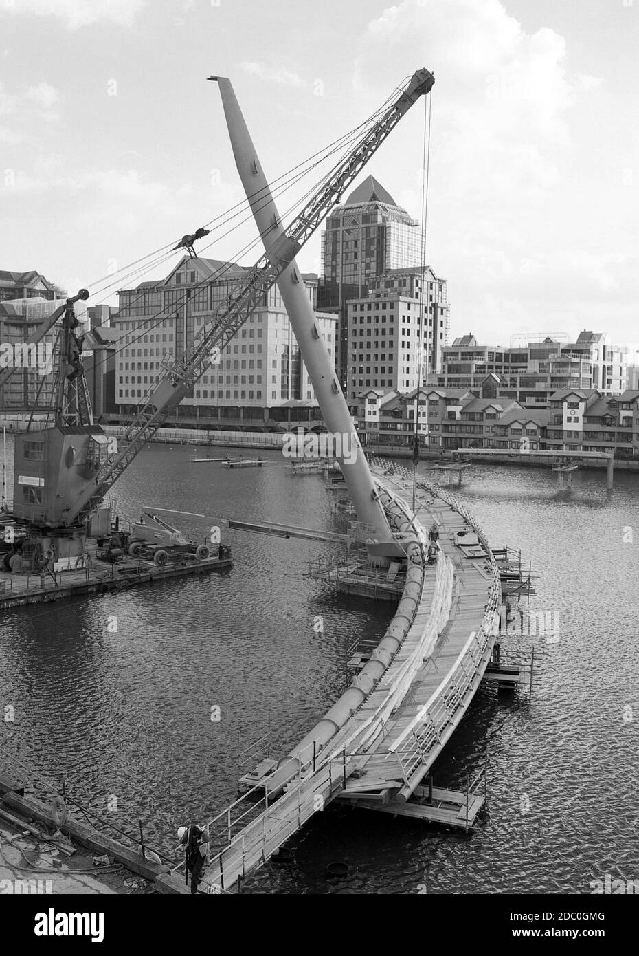 1997 Ponte pedonale Heron Quay, in costruzione durante i primi giorni di Canary Wharf, Docklands, East End di Londra, UK Foto Stock