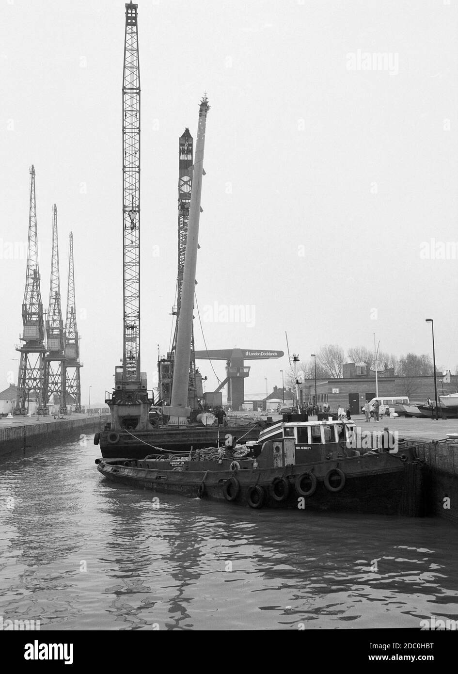 1996 Ponte pedonale Heron Quay, in costruzione durante i primi giorni di Canary Wharf, Docklands, East End di Londra, UK Foto Stock