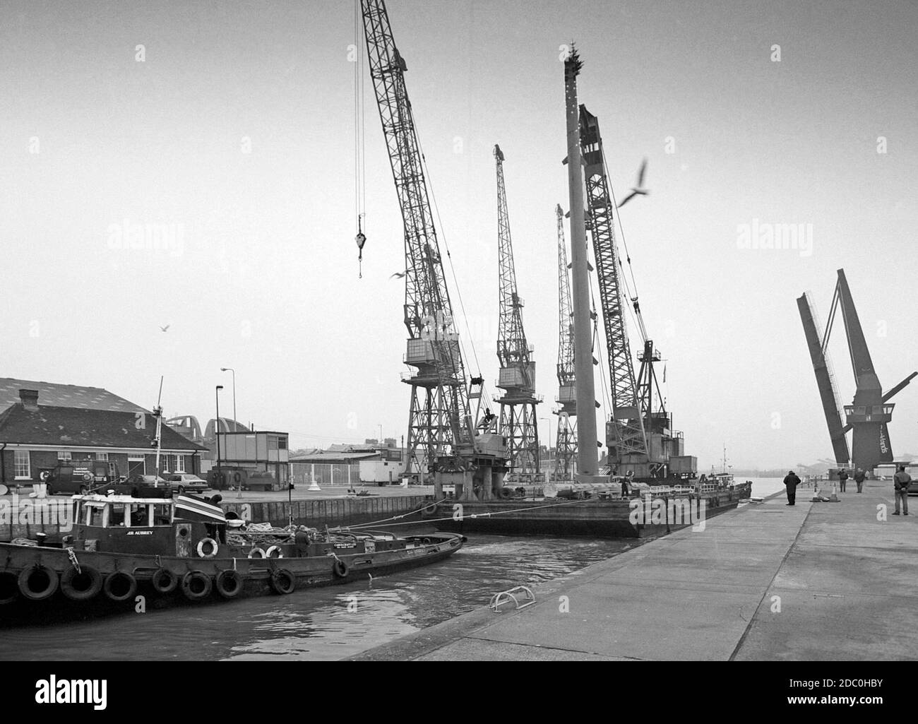1996 Ponte pedonale Heron Quay, in costruzione durante i primi giorni di Canary Wharf, Docklands, East End di Londra, UK Foto Stock
