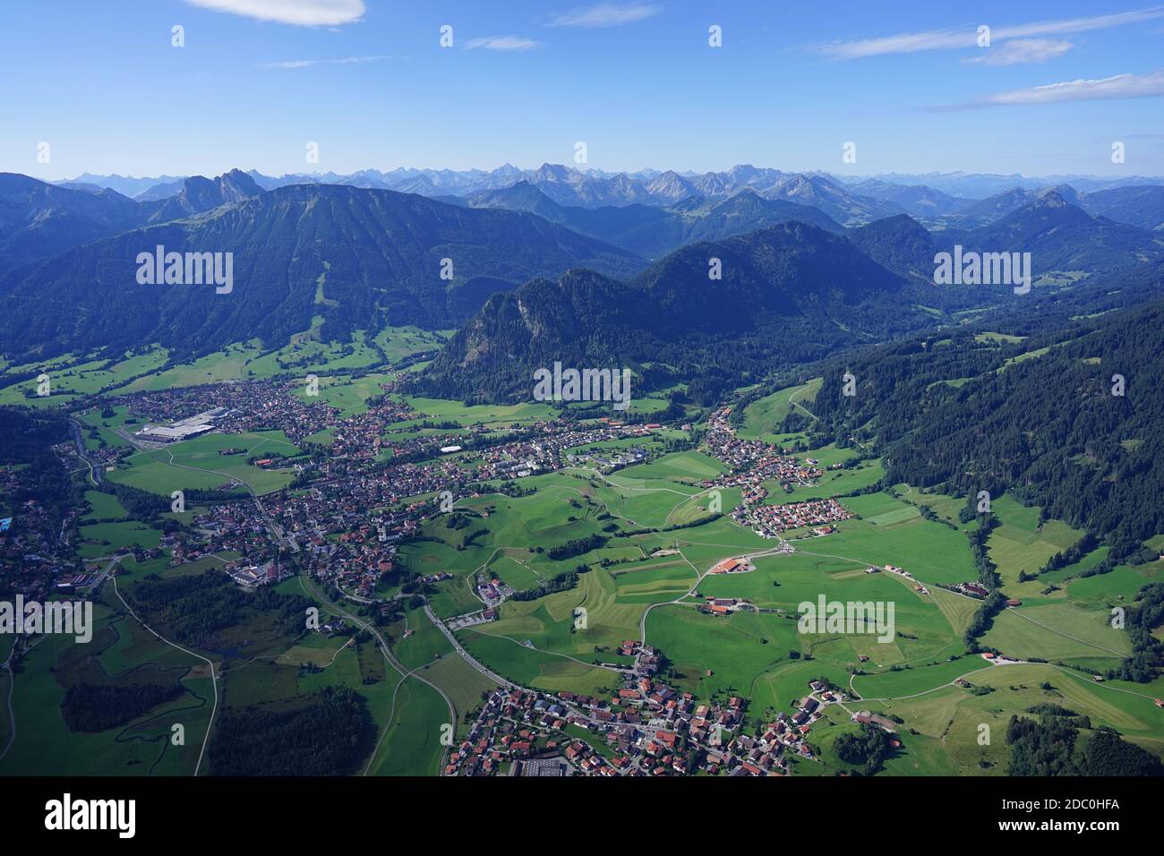 Veduta aerea di Pfronten sulle Alpi tedesche e austriache Foto Stock