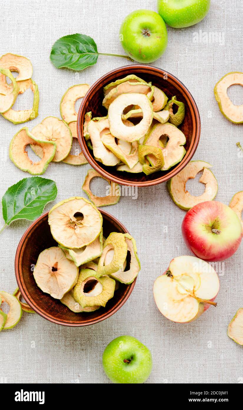 Fette di mela essiccate al sole o patatine di mela e mele fresche. Mele  disidratate chip Foto stock - Alamy